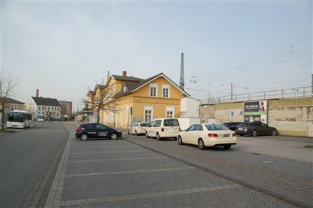 Bahnhofsplatz/rts vom Bhf (Sicht Bus-Bhf), 33378, 